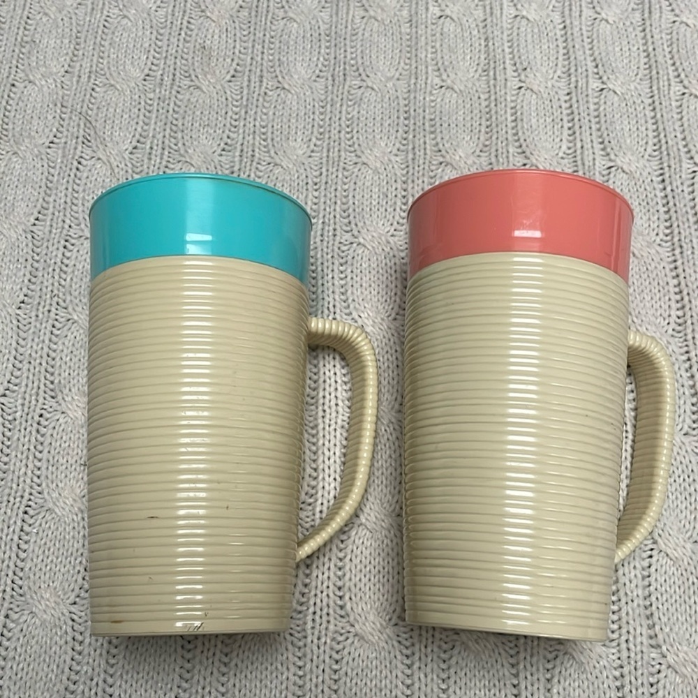 VTG Raffiaware plastic mugs. Thermo-Temp Mallory Randall Corp coral aqua handles